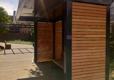 Raucherunterstand und Pergola in einem öffentlichen Stadtpark