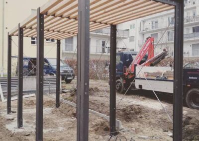 Stahlpergola aus Winkelstahl mit Lärchenholzriegel.