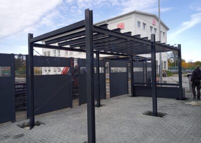 Stahlpergola mit Pflanztrog und Drahtseil Rankgerüst.