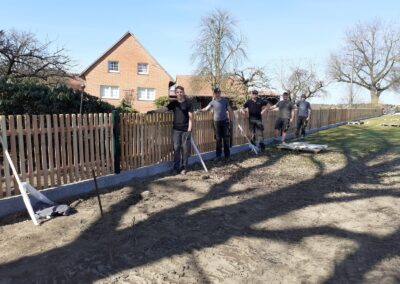 Lärchen Staketenzaun mit Stahlpfosten und Betonbordstein