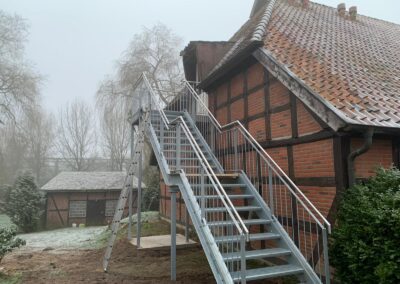 Feuerverzinkte Stahltreppe mit Zwischenpodest